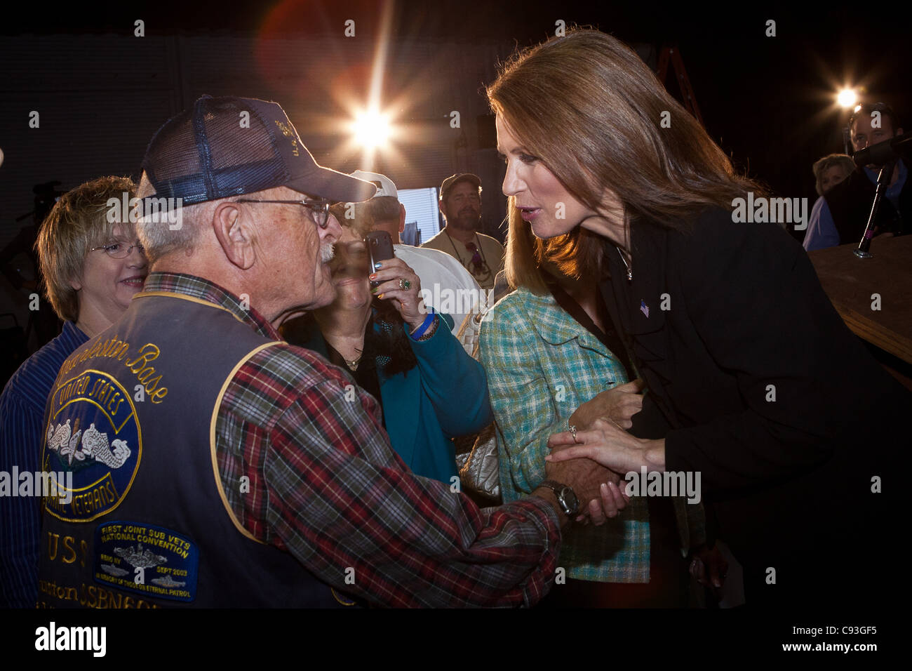 Republikanische Präsidentschaftskandidatin Michele Bachmann spricht mit einem Anhänger nach ihrer außenpolitischen Rede am 10. November 2011 in Mt. Pleasant, South Carolina.  Rund 30 Demonstranten gestört die Adresse an Bord der USS Yorktown und dann marschierten sie friedlich. Stockfoto