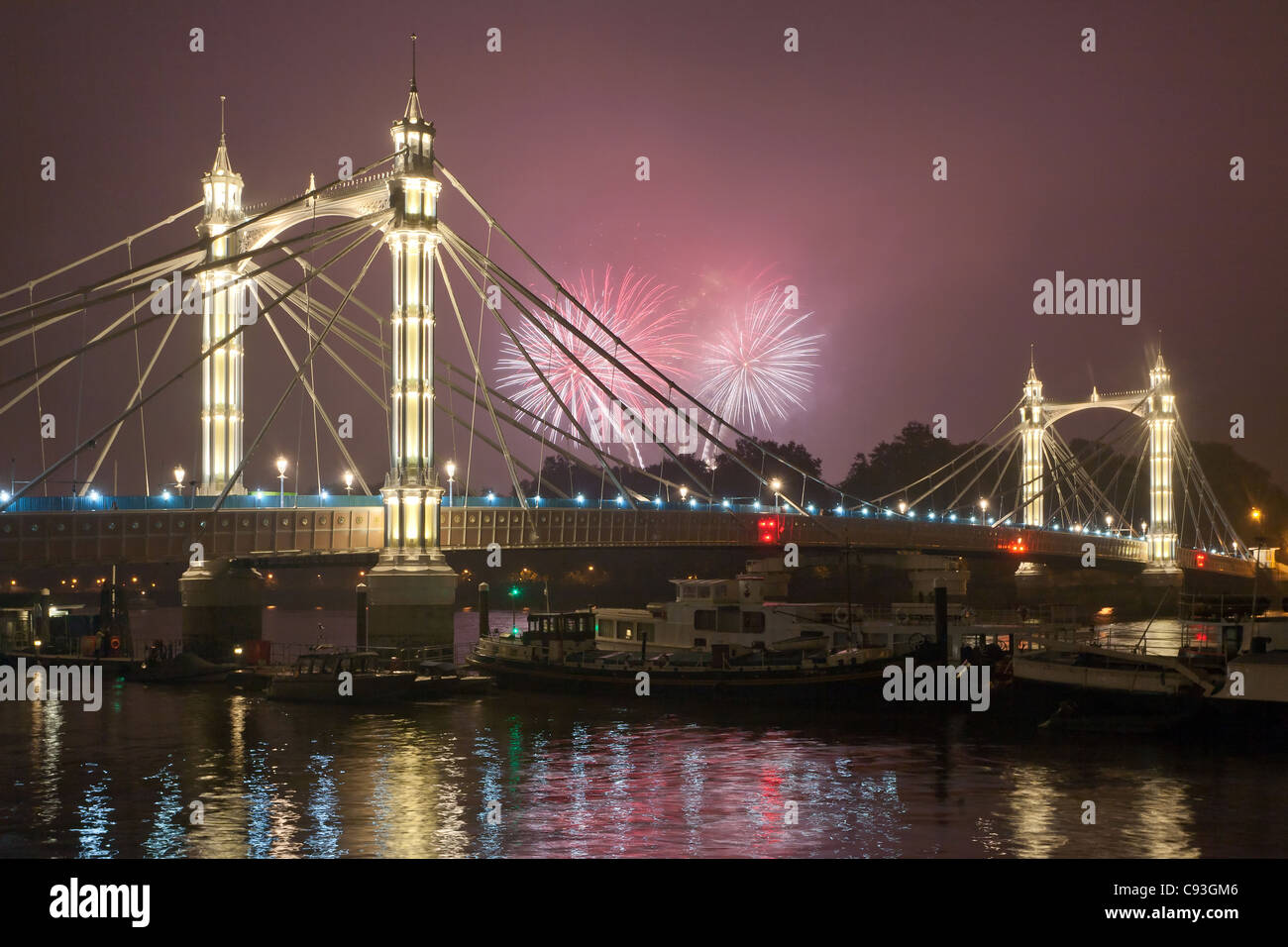 Albert Bridge, Themse und Feuerwerk. London, England, Vereinigtes Königreich Stockfoto