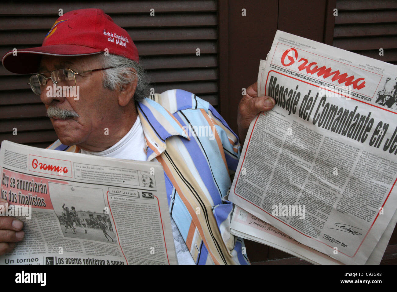 Kubanische Marktet Vertrieb der Granma Zeitung mit der offiziellen Ankündigung von Fidel Castros Rücktritt in Havanna, Kuba. Stockfoto