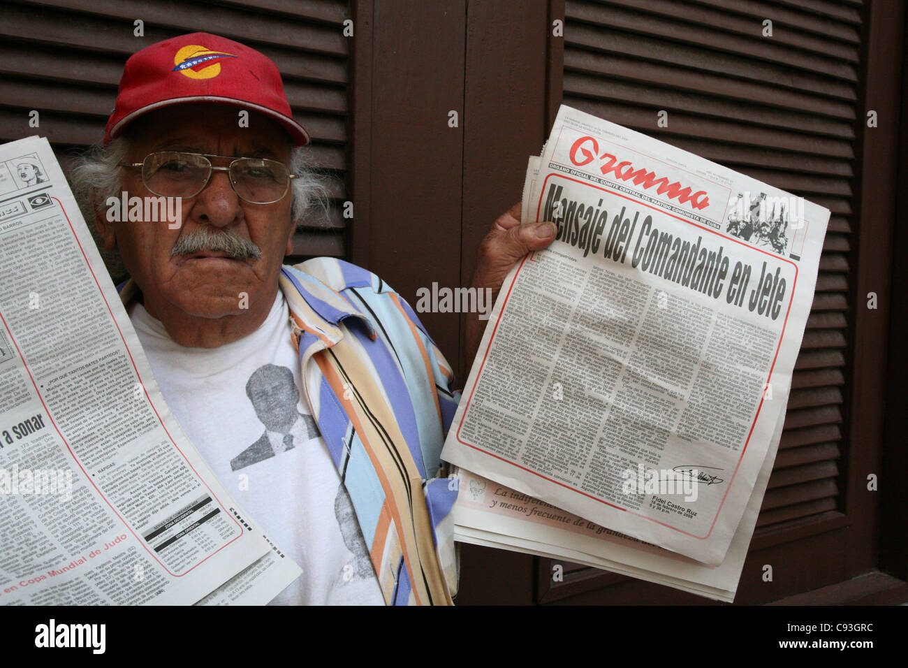 Kubanische Marktet Vertrieb der Granma Zeitung mit der offiziellen Ankündigung von Fidel Castros Rücktritt in Havanna, Kuba. Stockfoto