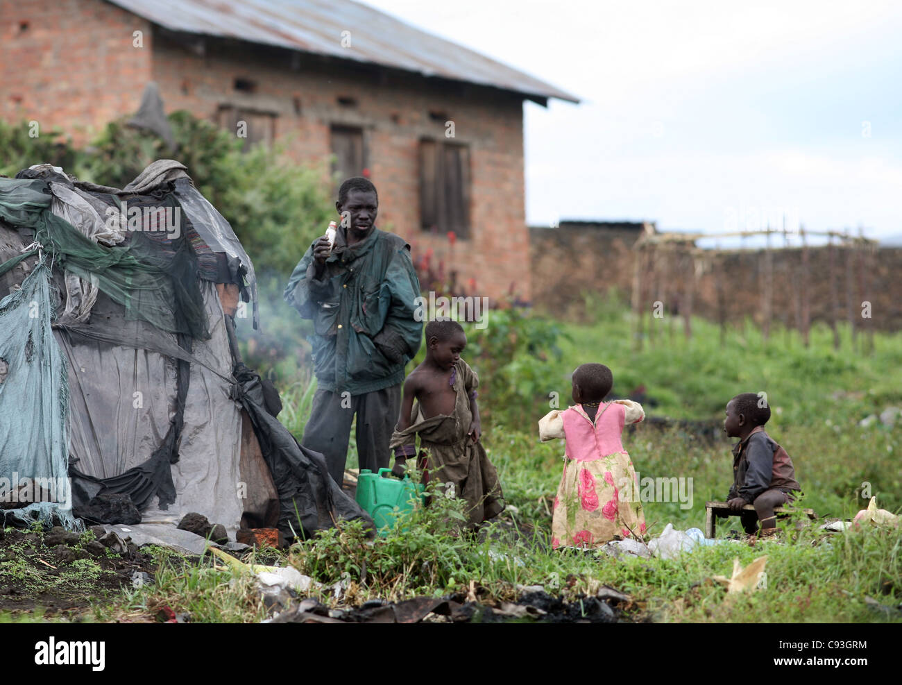 Vertriebene kongolesische Familie, die in einem Notheim lebt, Kisoro, Südwestugandien, Ostafrika. 28/1/2009. Foto: Stuart Boulton/Alamy Stockfoto