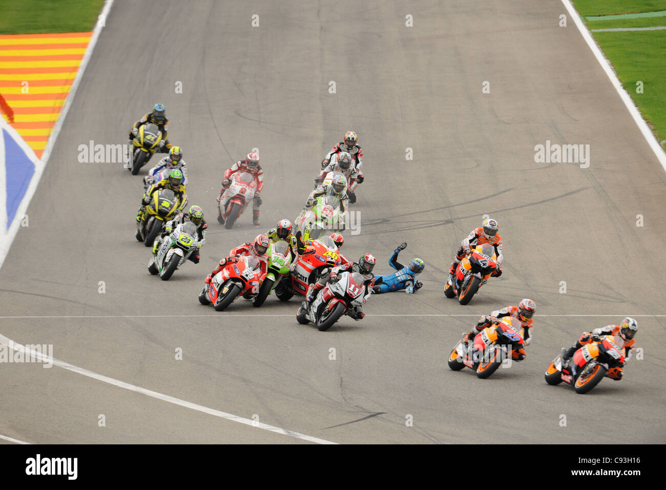 Absturz beim Turn 1 beim Valencia Moto GP mit 46 Valentino Rossi, Nicky Hayden 69, Randy De Puniet 14, Alvaro Bautista 19 Stockfoto