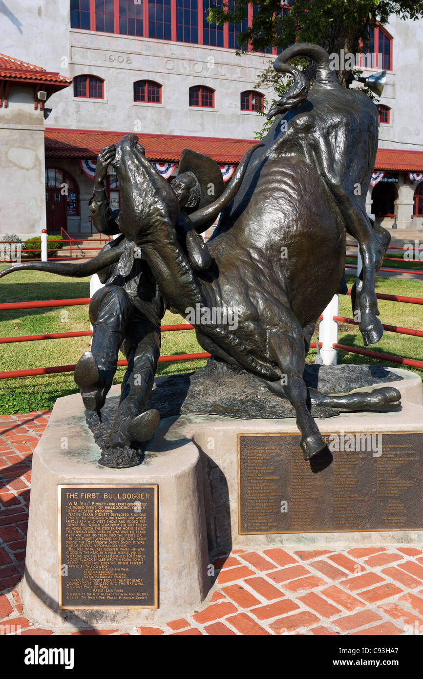 Statue, Bill Zaunlatte (der erste "Bulldogger") außerhalb Cowtown Kolosseum und Rodeo, Stockyards District, Fort Worth, Texas, USA Stockfoto