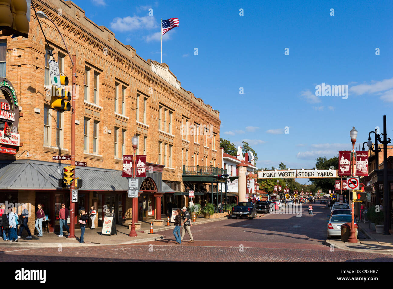 Exchange Avenue an der Kreuzung mit der Main Street mit dem Stockyards Hotel auf der linken, Stockyards District, Fort Worth, Texas, USA Stockfoto