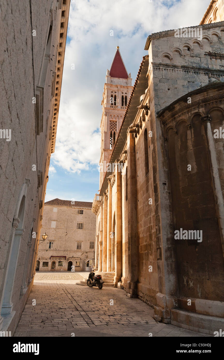 Eine Vespa parkte neben der Kathedrale in Trogir. Stockfoto