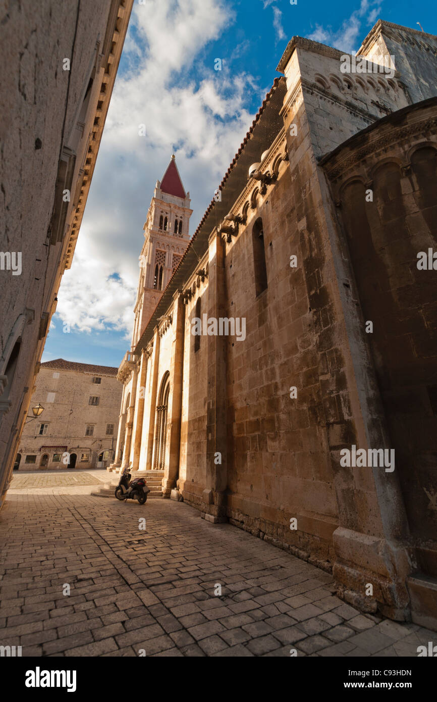 Eine Vespa parkte neben der Kathedrale in Trogir. Stockfoto