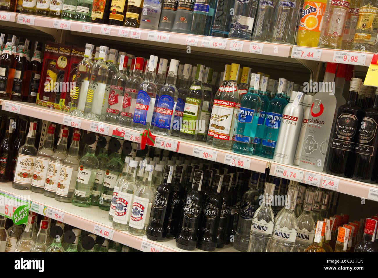 Spirituosenflaschen angezeigt Supermarktregal Palma De Mallorca-Mallorca-Balearen-Spanien Stockfoto