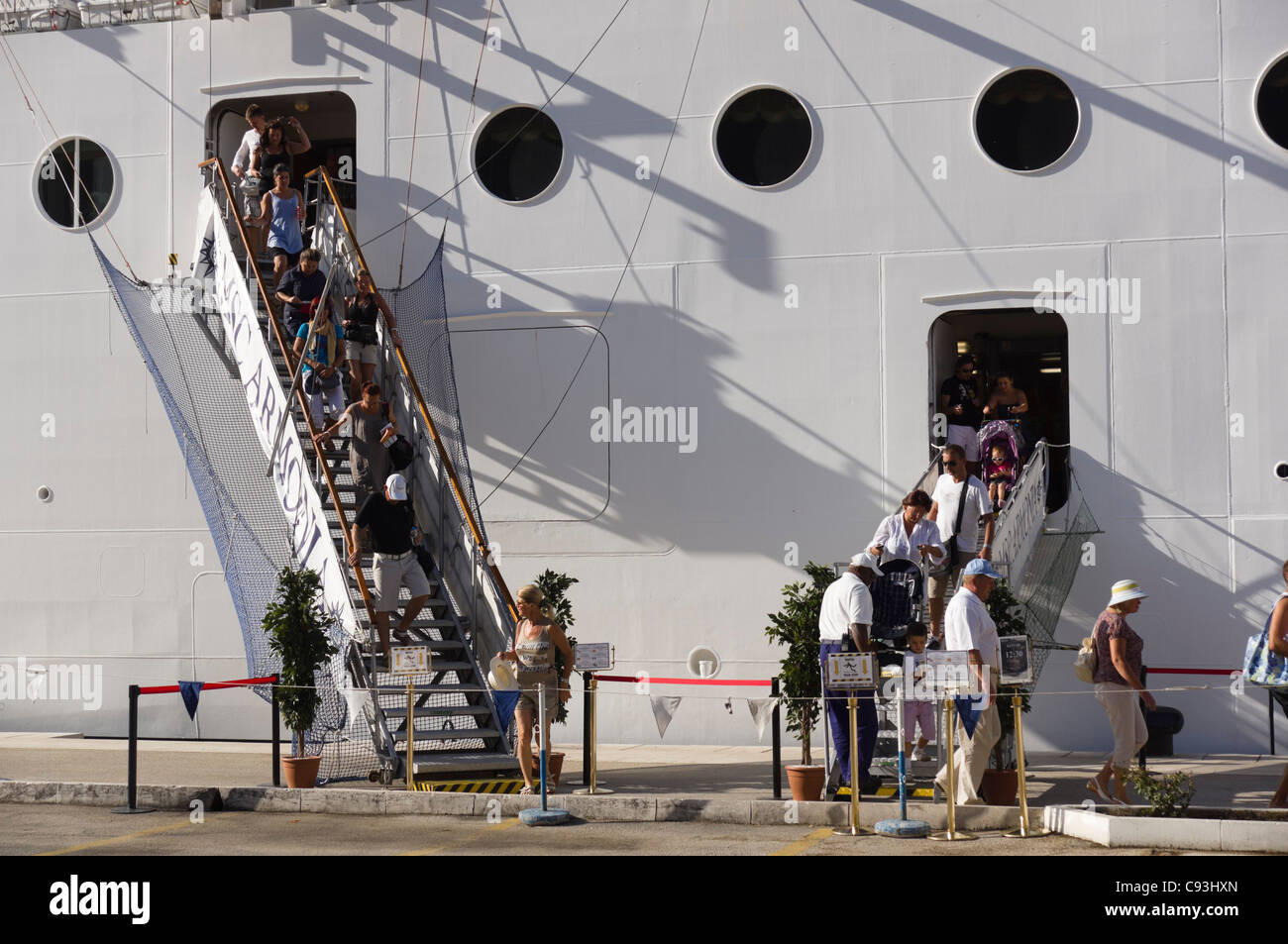 Montenegro - lassen Passagiere Kreuzfahrtschiff MSC Armonia in Kotor. Stockfoto