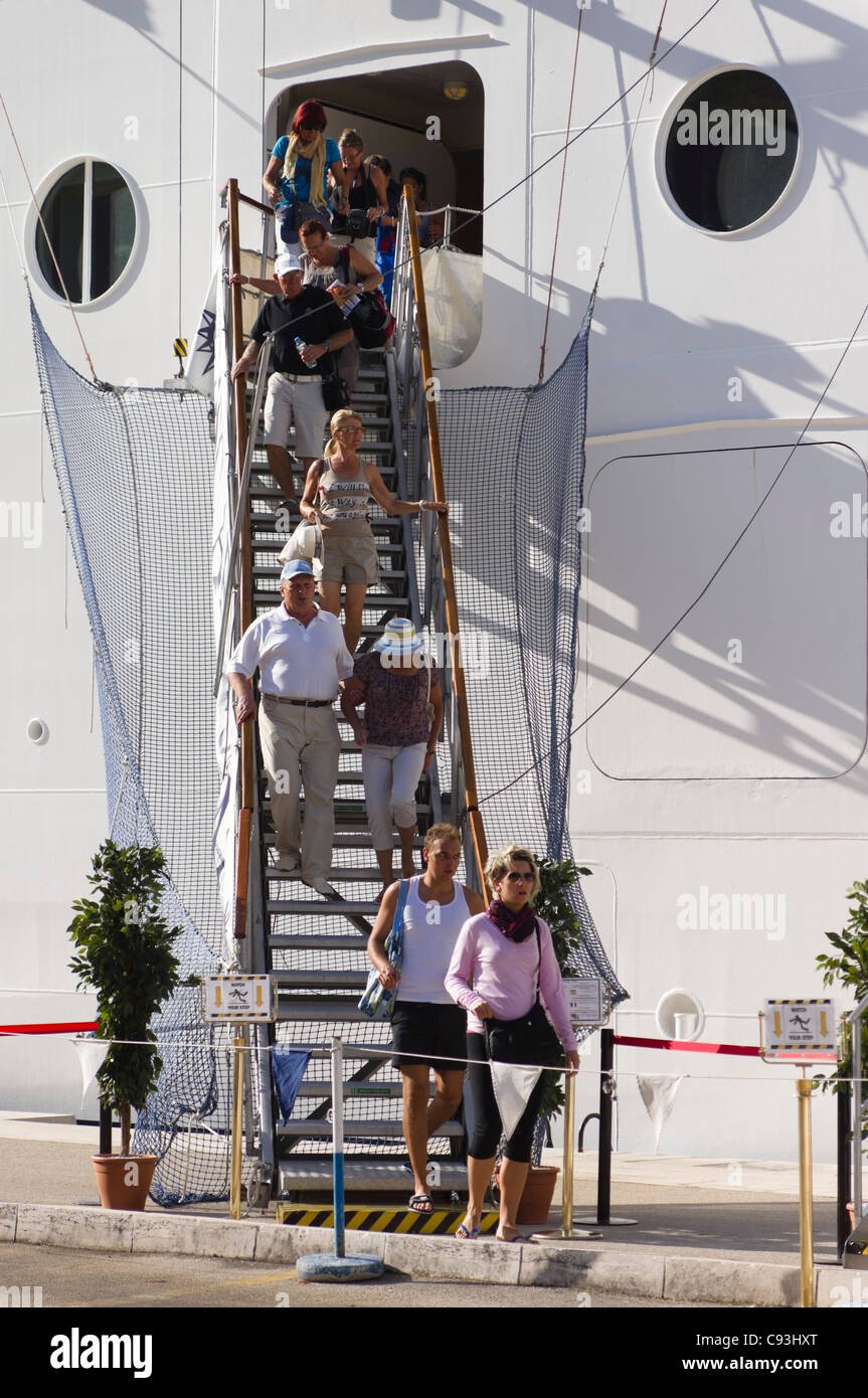 Montenegro - lassen Passagiere Kreuzfahrtschiff MSC Armonia in Kotor. Stockfoto