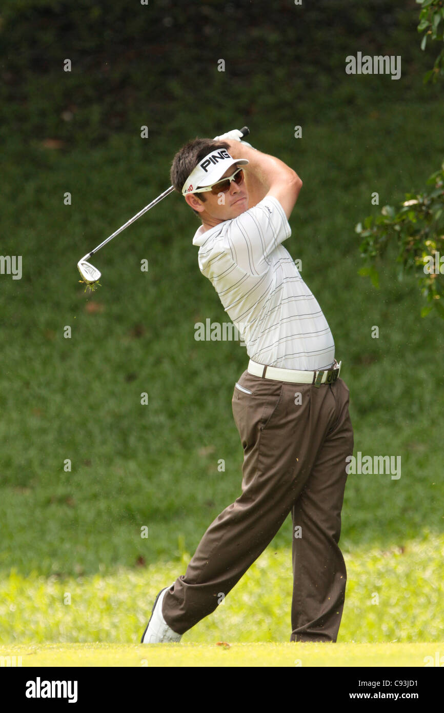 11.11.2011. Singapur. Louis Oosthuizen(RSA) treibt seine Annäherungsschlag vom Fairway von Loch 9 Tanjong natürlich während der 2. Runde der Barclays Singapore Open 2011, Sentosa Golf Club. Stockfoto