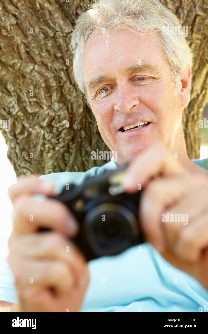 Ältere Mann mit Kamera Stockfoto