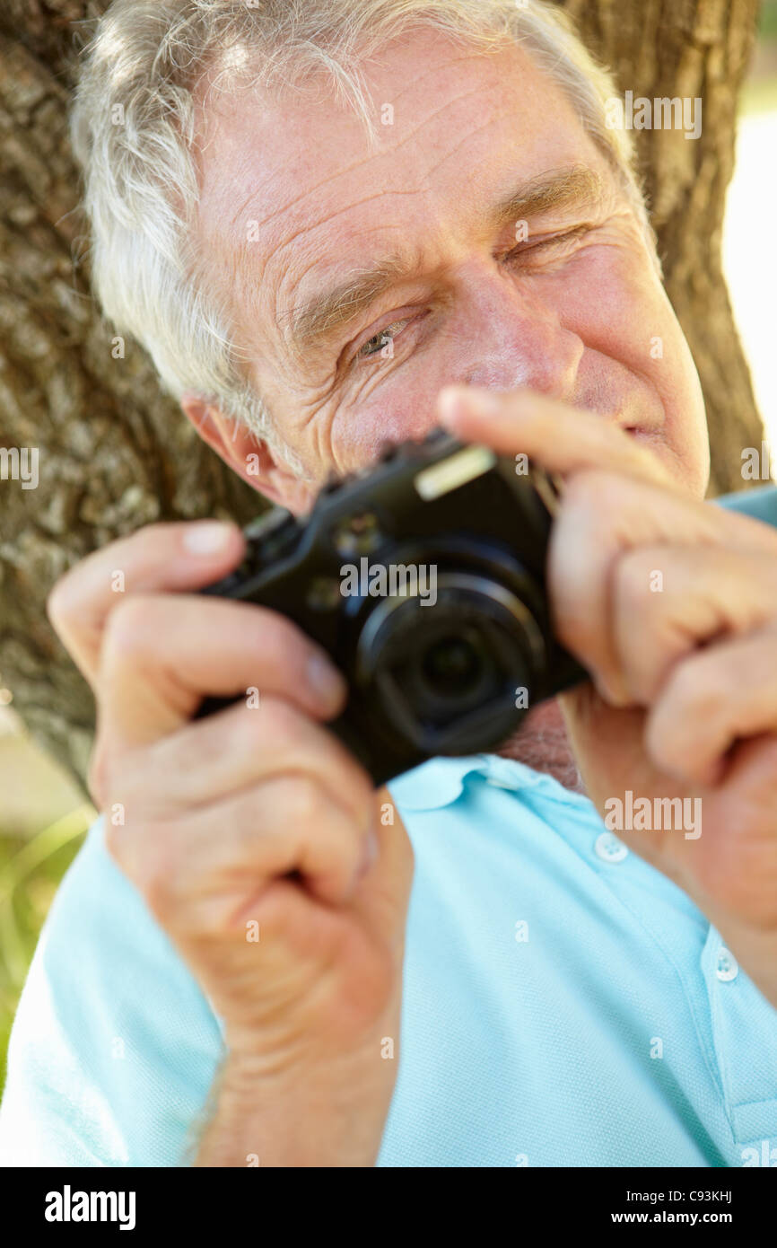Ältere Mann mit Kamera Stockfoto