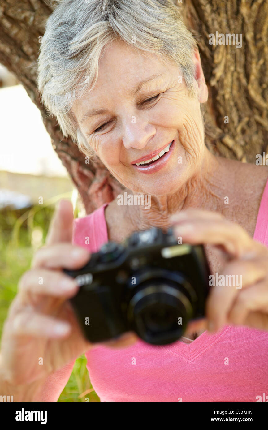 Ältere Frau mit Kamera Stockfoto