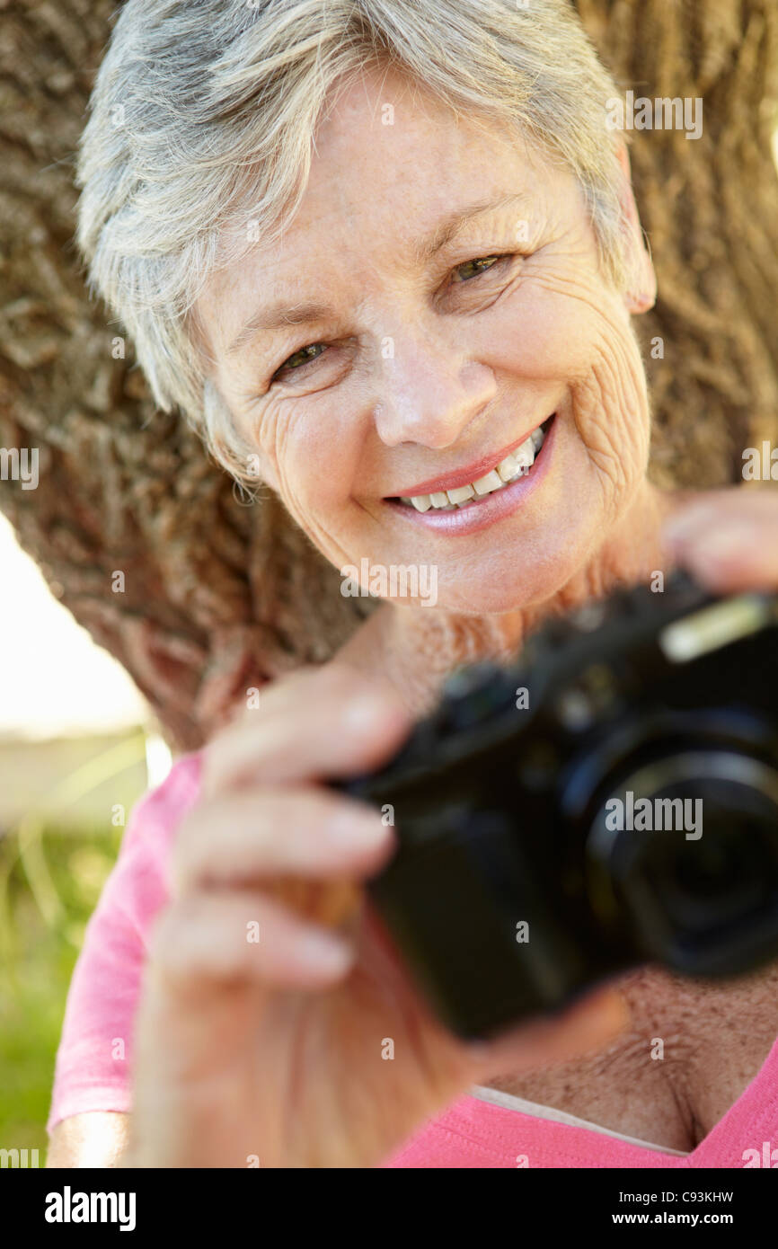 Ältere Frau mit Kamera Stockfoto