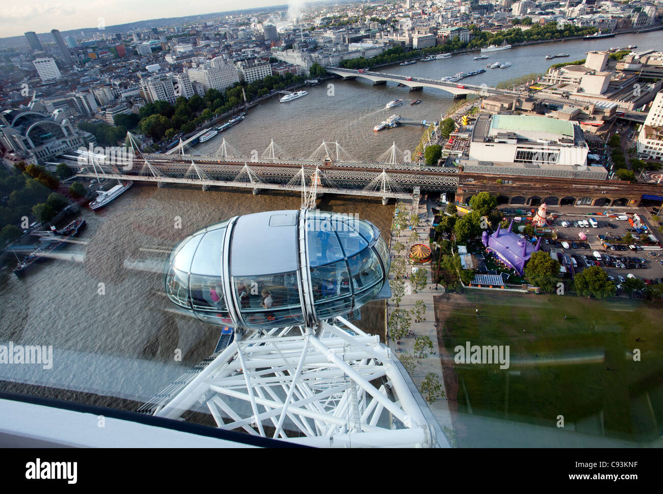 London Stadt von Vögel Blick vom London Eye oder Millennium Wheel Kabine am 10. Juni 2011, Londun, UK gesehen. Stockfoto