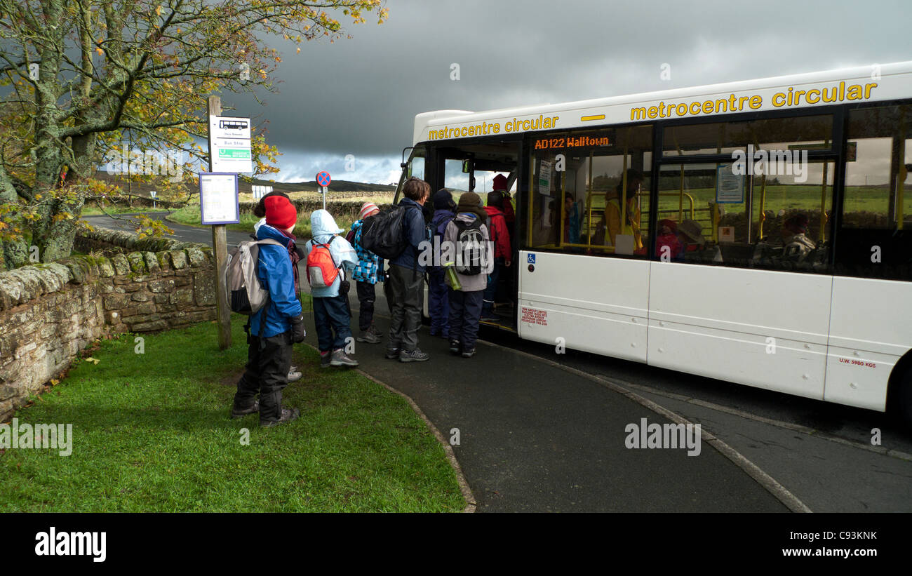 Schülerinnen und Schüler Reisegruppe einsteigen in einen Bus AD122 auf einmal gebraut in der Nähe von Hadrians Wall, Northumberland, England UK KATHY DEWITT Stockfoto