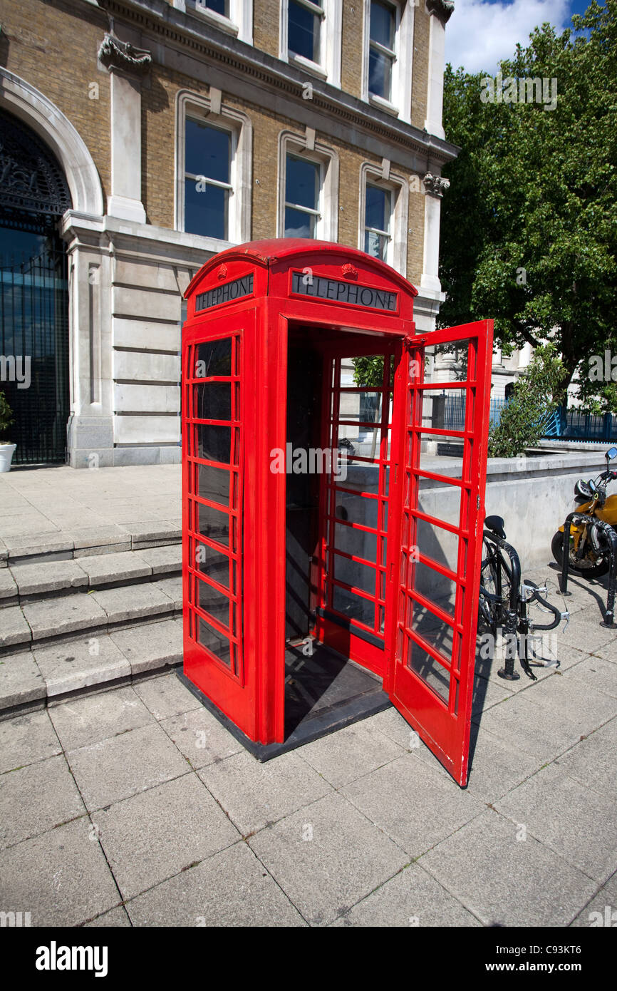 Alte rote Telefonzelle mit offener Tür in London Stockfoto