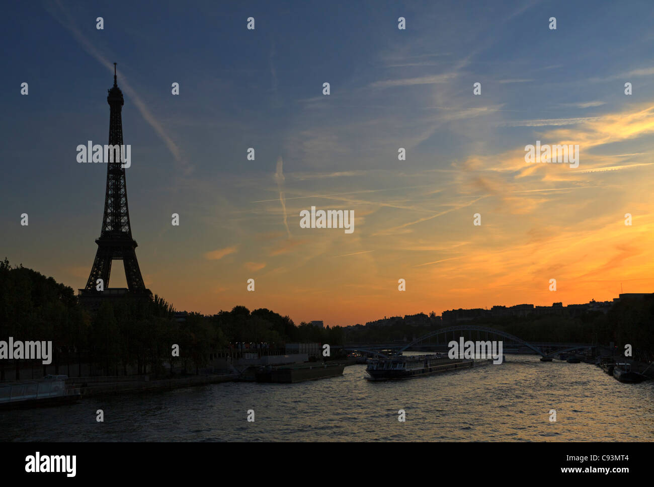 Paris Sonnenuntergang. Der Eiffelturm ist eine Silhouette, wie der Sonnenuntergang über dem Fluss Seine. Stockfoto