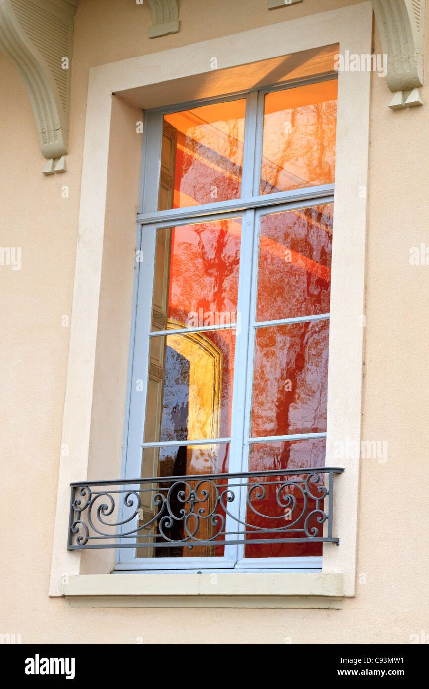 Durch das Fenster, Ile St Louis, Paris. Eine schöne Einrichtung ist durch das Fenster eines historischen Hauses auf der Ile St Louis erblickt. Stockfoto