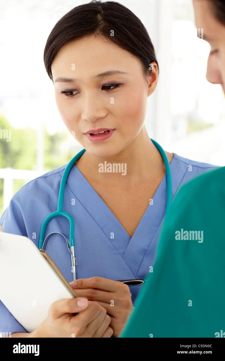 Junge Ärztinnen und Ärzte Stockfoto