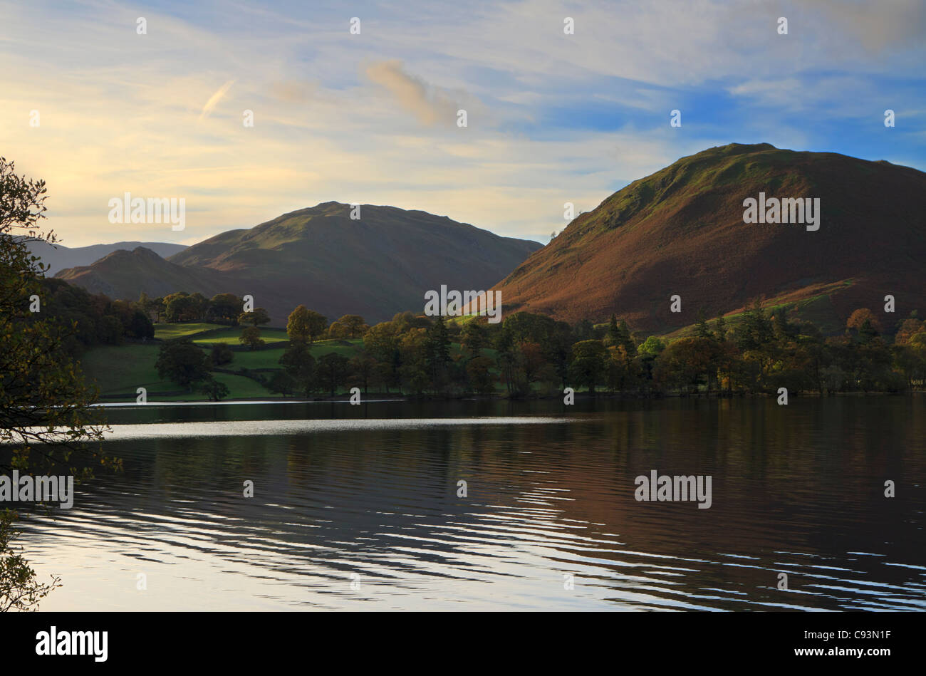 Ullswater im frühen Morgen, Cumbria, UK. Stillgewässer und Morgen Licht auf die Berge im Süden des Sees. Stockfoto