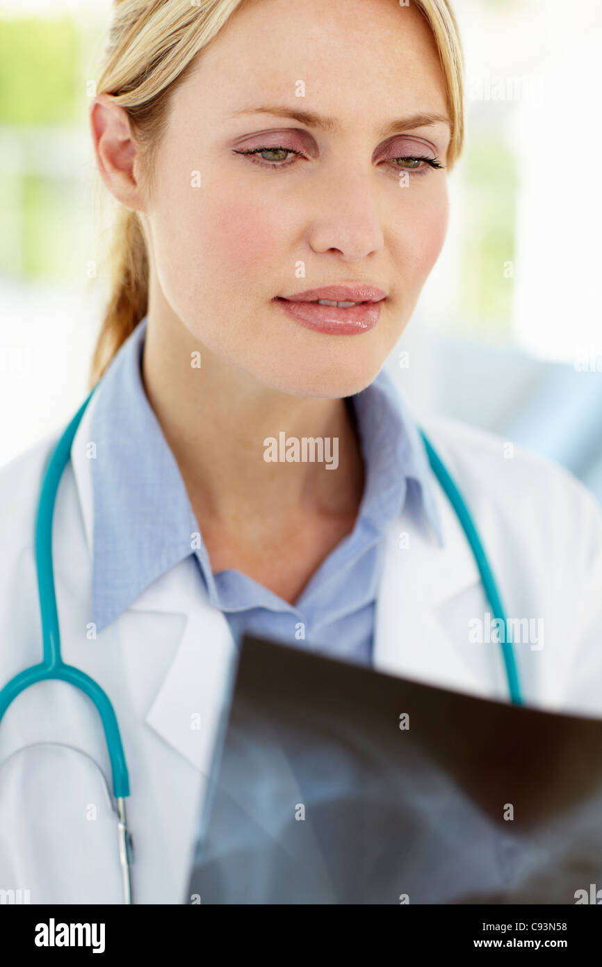 Ärztin mit x-ray Stockfoto