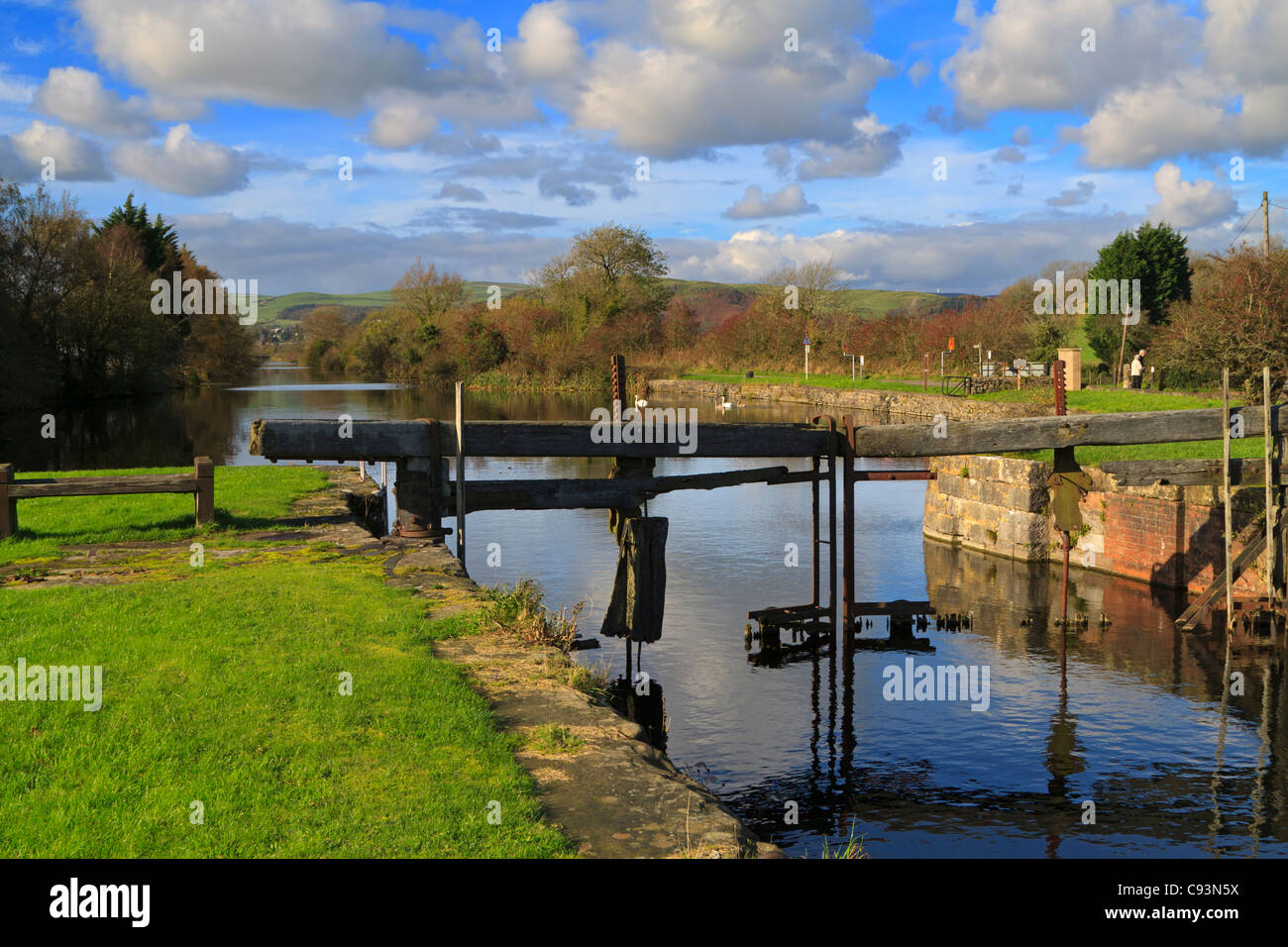 Ulverston Kanal, Cumbria, UK. Verfallene Schleusentore des aufgelösten Ulverston Kanals. Stockfoto