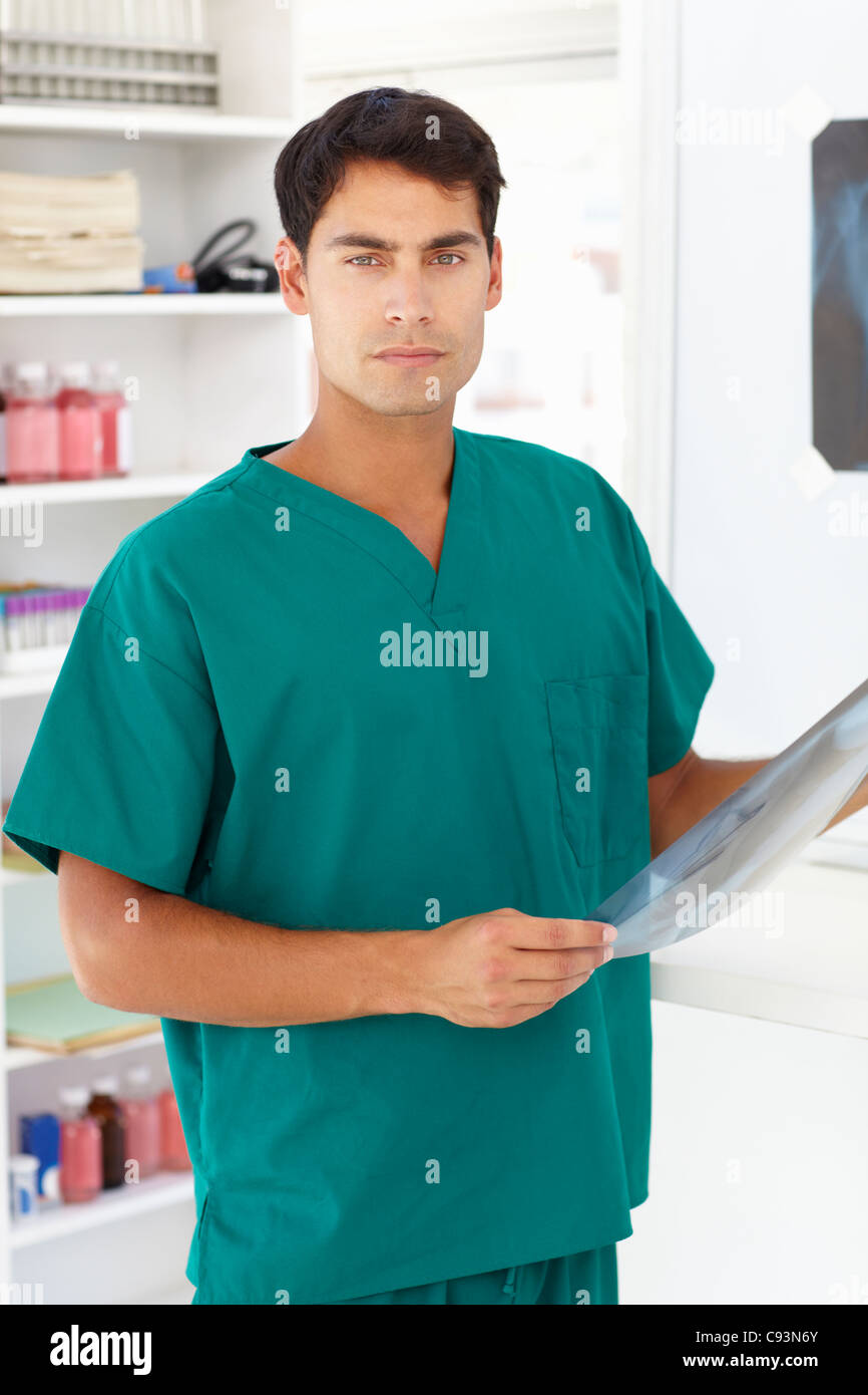 Jungen männlichen Arzt mit x-ray Stockfoto