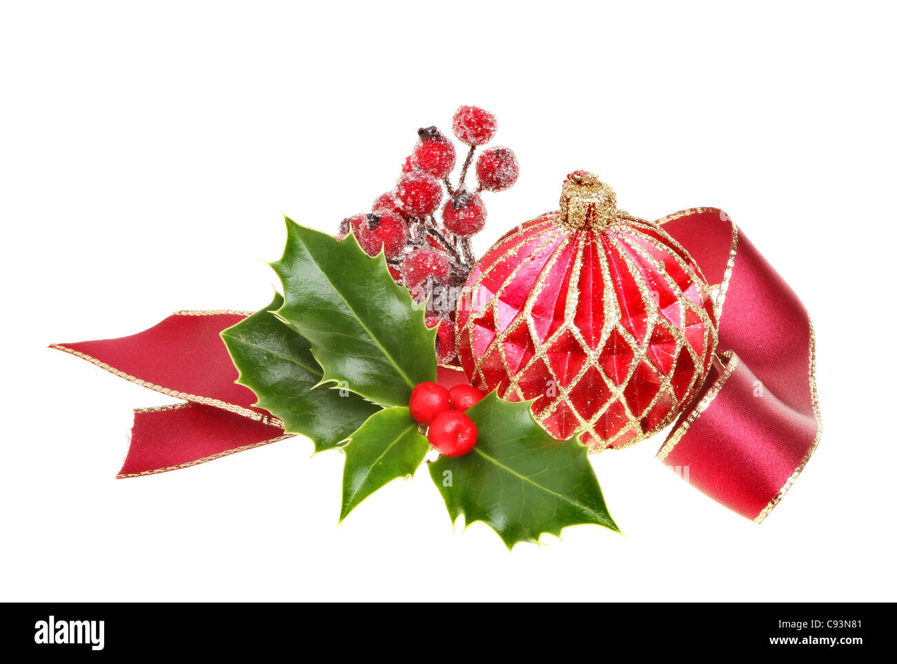 Weihnachten Dekoration Holly und Christbaumkugel mit Band Stockfoto