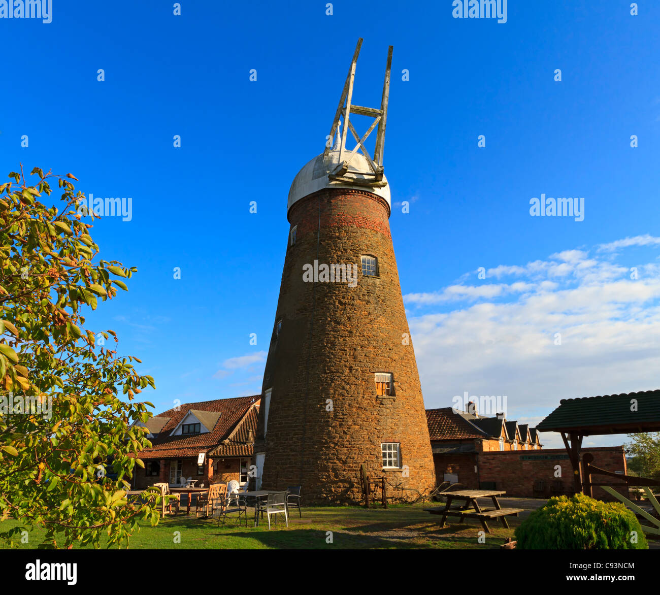 Wymondham Windmühle, Leicestershire. Fünfstöckige Turm Mühle im Jahre 1814 erbaut. Nicht mehr Betrieb im Jahr 1960. Teilweise restauriert. Stockfoto