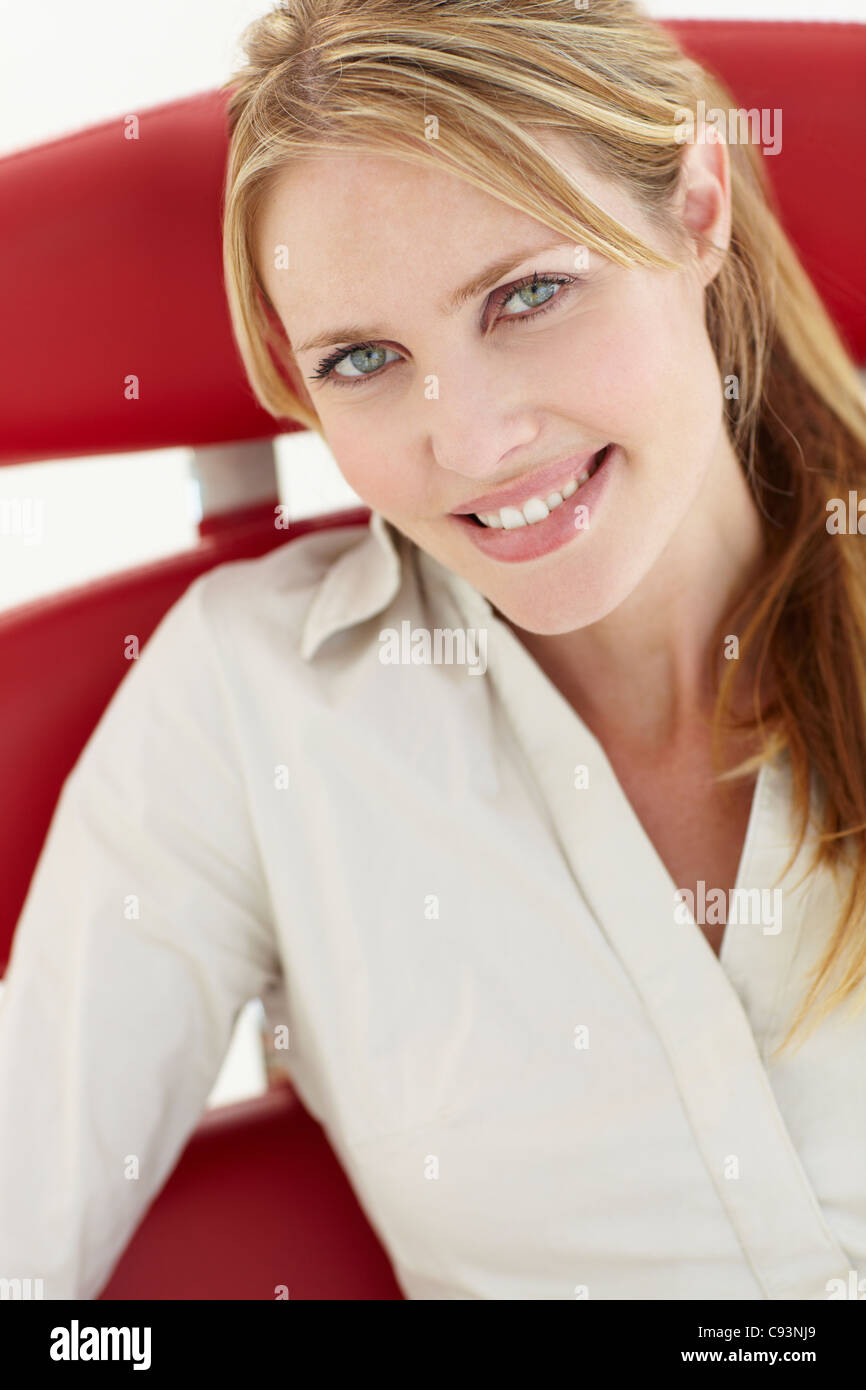 Frau sitzt im Stuhl Stockfoto