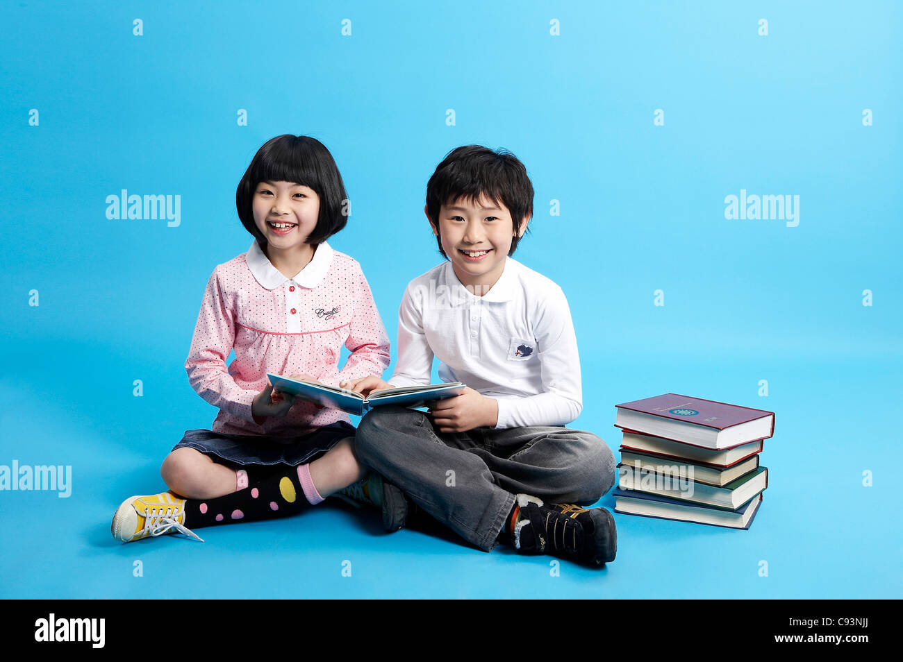 Jungen und Mädchen lesen buchen, Lächeln Stockfoto