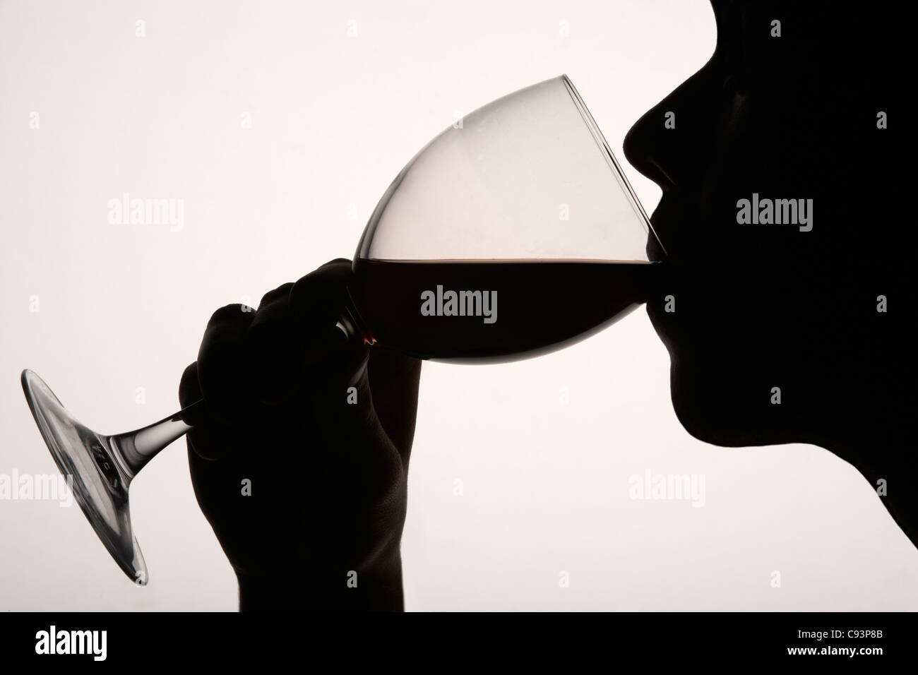Silhouette Mann trinken Rotwein Stockfoto
