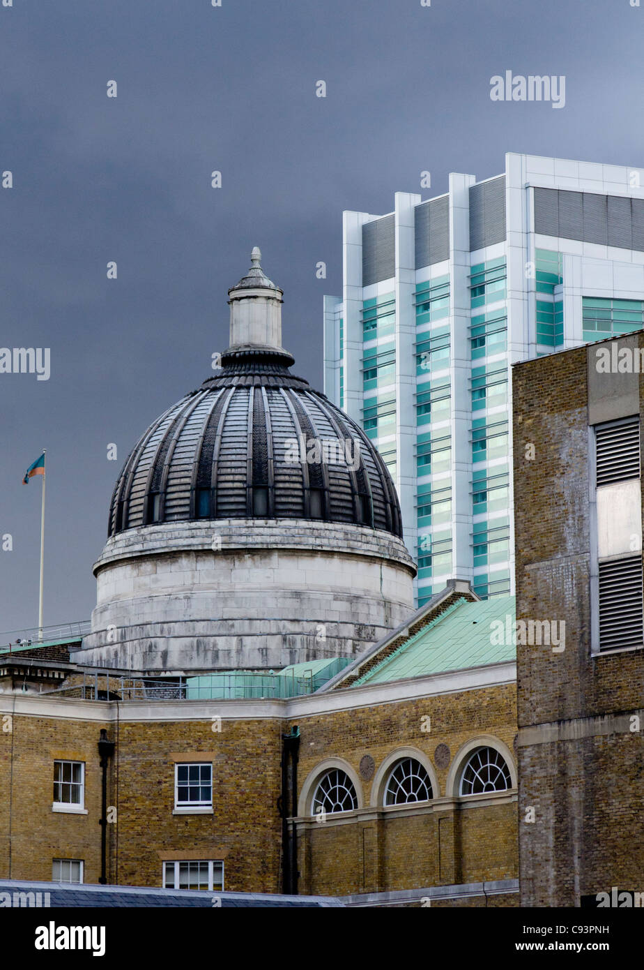 Die Kuppel des Gebäudes Wilkins, Bibliothek des University College London. Dahinter die moderne Architektur des University College Stockfoto