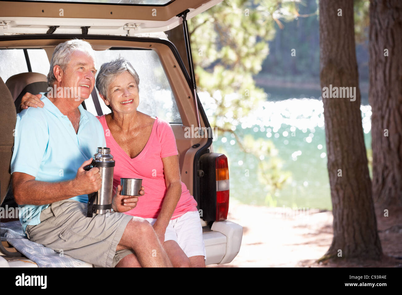 Älteres Paar auf Land Picknick Stockfoto