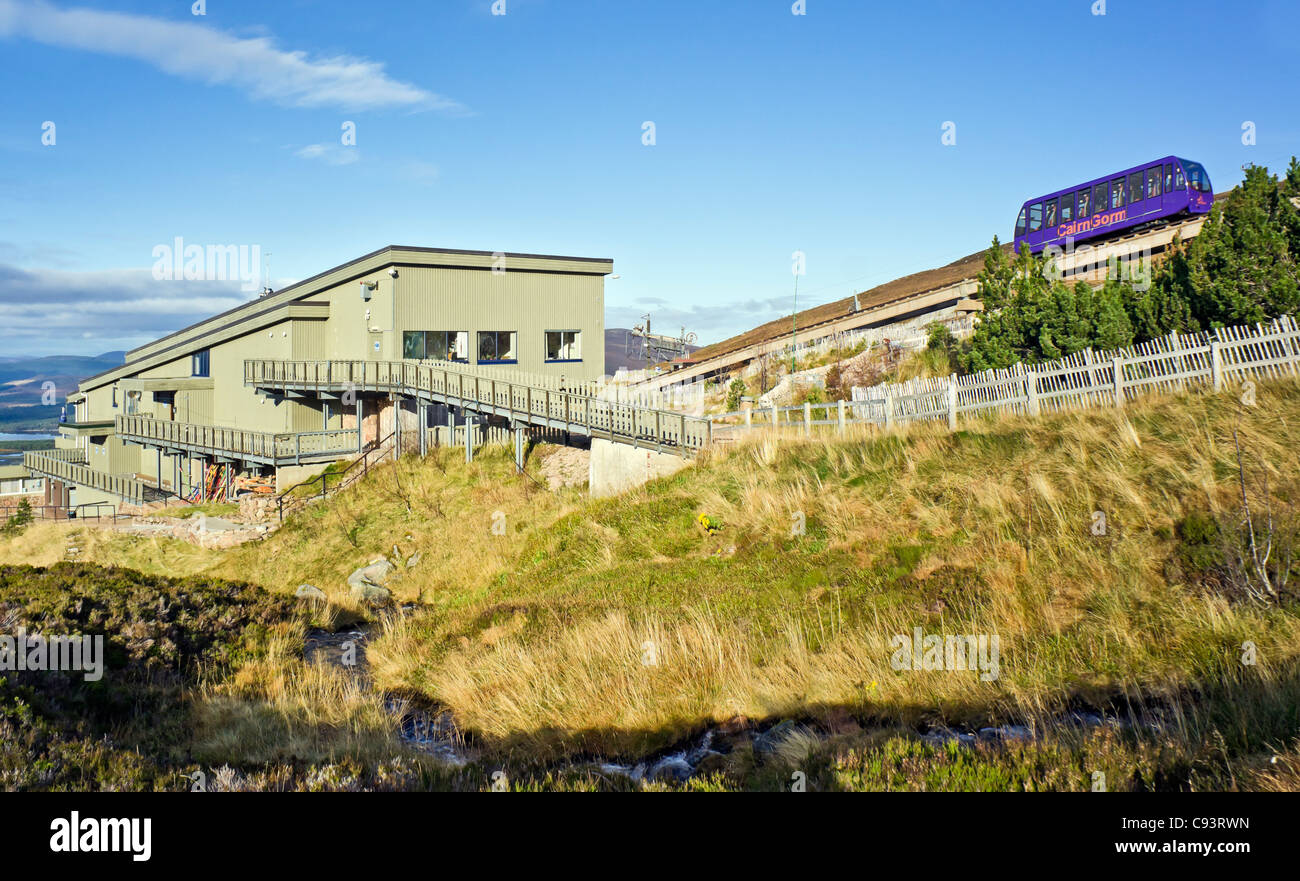 Cairngorm Mountain untere Bahn Installation auf Cairn Gorm in Schottland Cairngorm National Park mit Seilbahn Auto aufsteigend Stockfoto