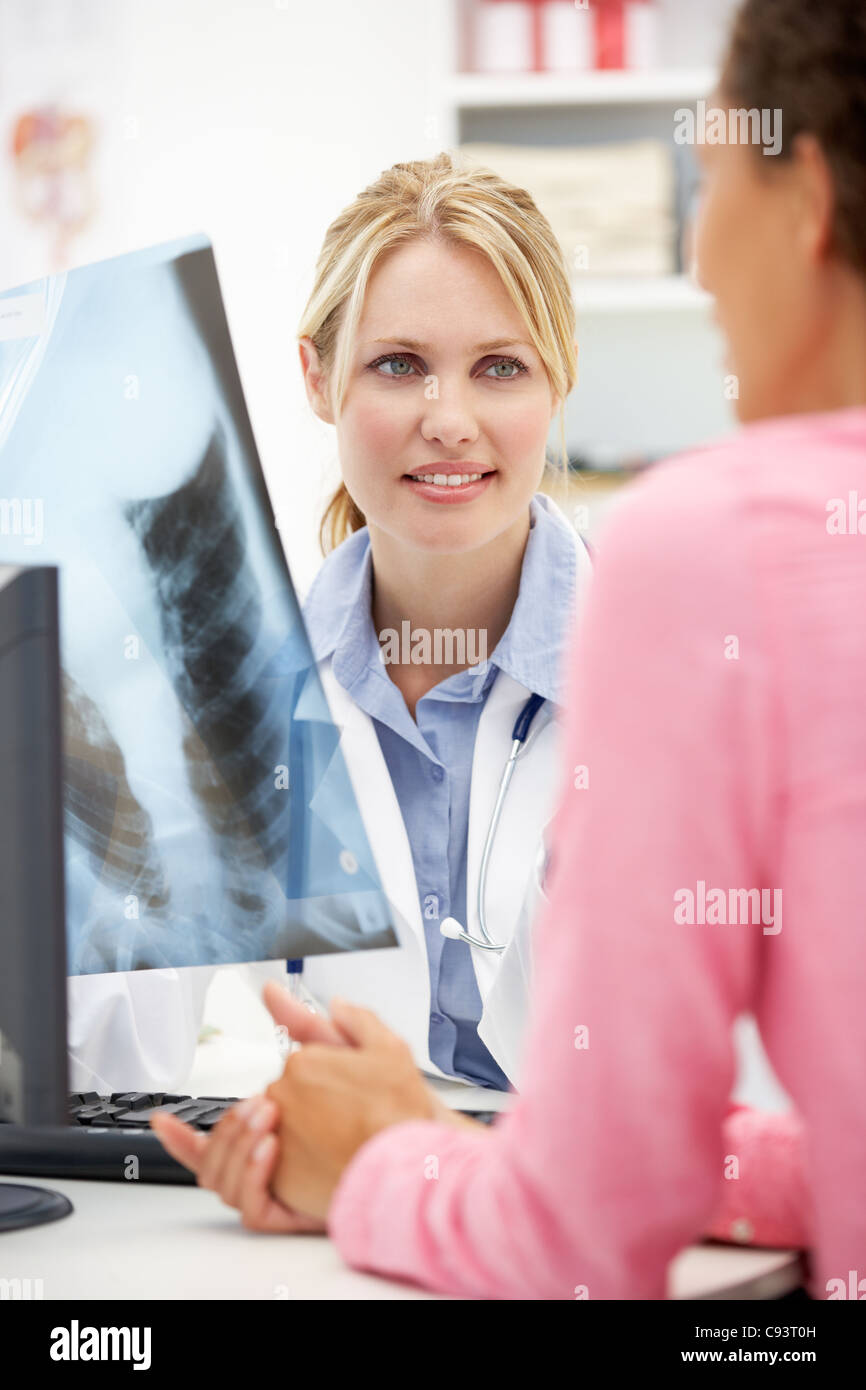 Junger Arzt mit der Patientin Stockfoto