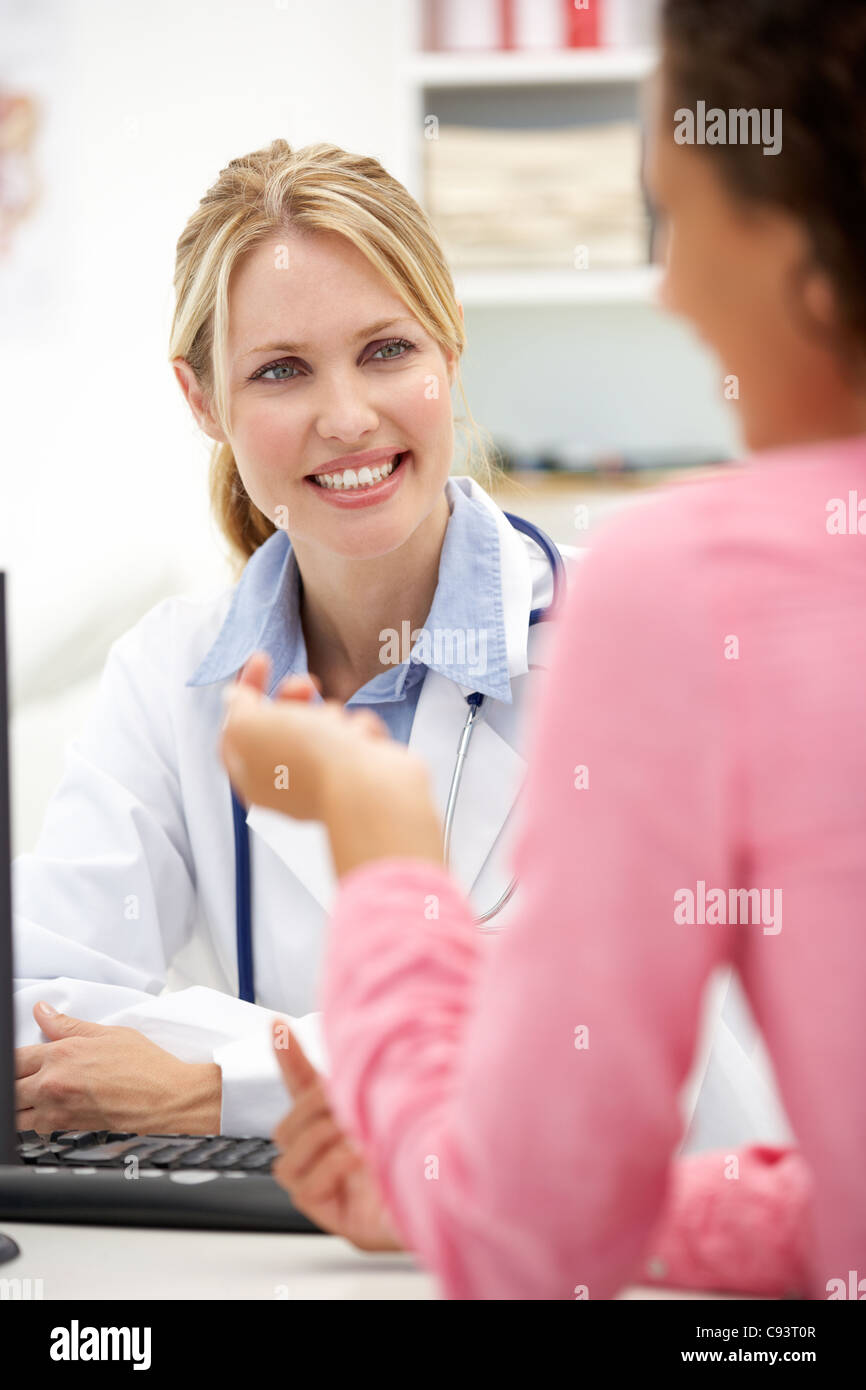 Junger Arzt mit der Patientin Stockfoto