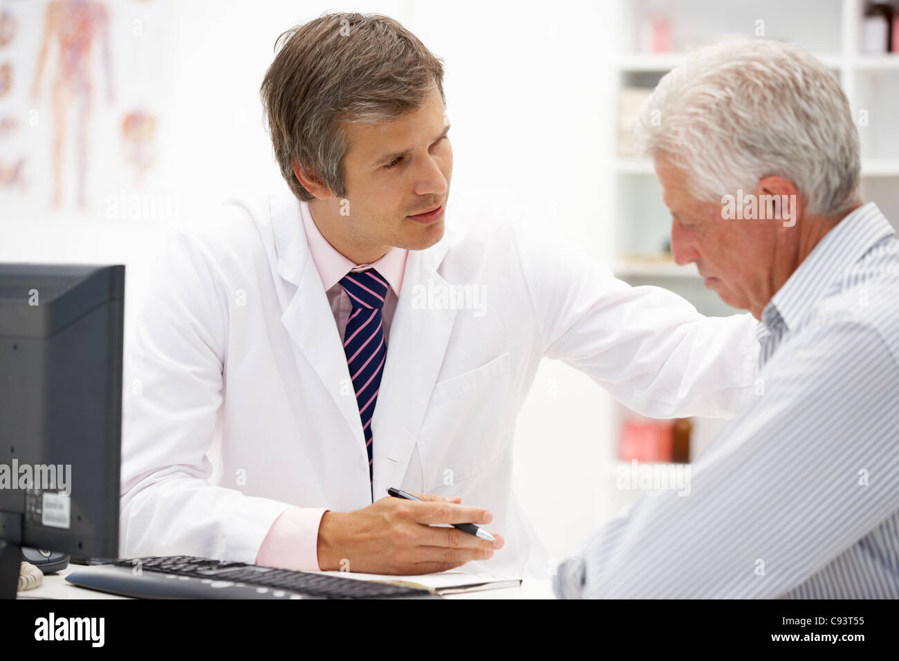 Arzt mit älteren Patienten Stockfoto