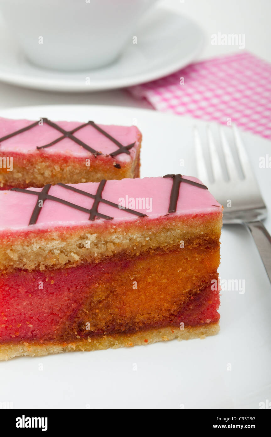 Punsch-Torte - süßes Dessert auf weißen Teller auf Tisch Stockfoto