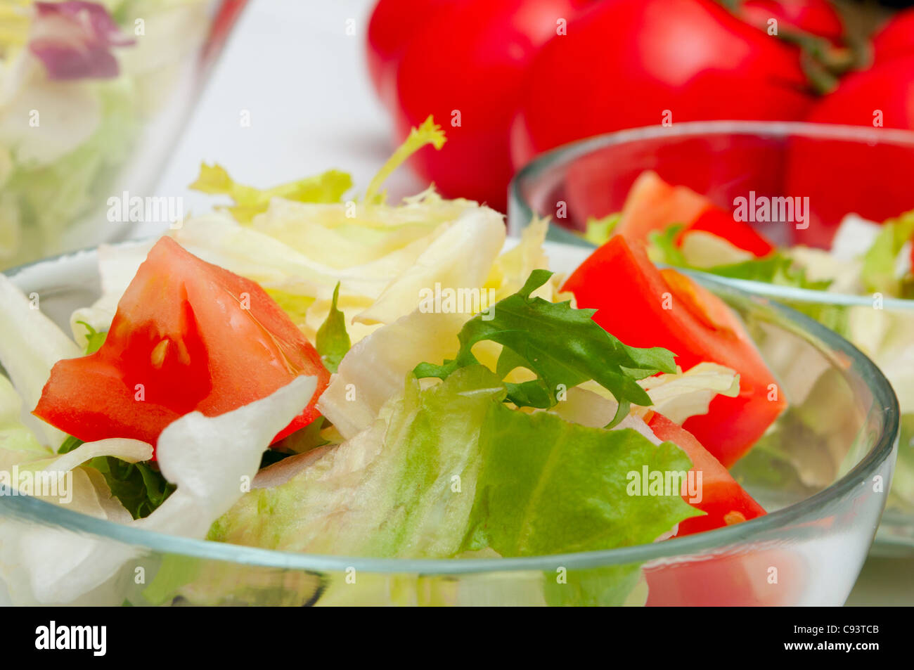 Nahaufnahme der Salat aus frischem grünem Gemüse in Glasschale Stockfoto