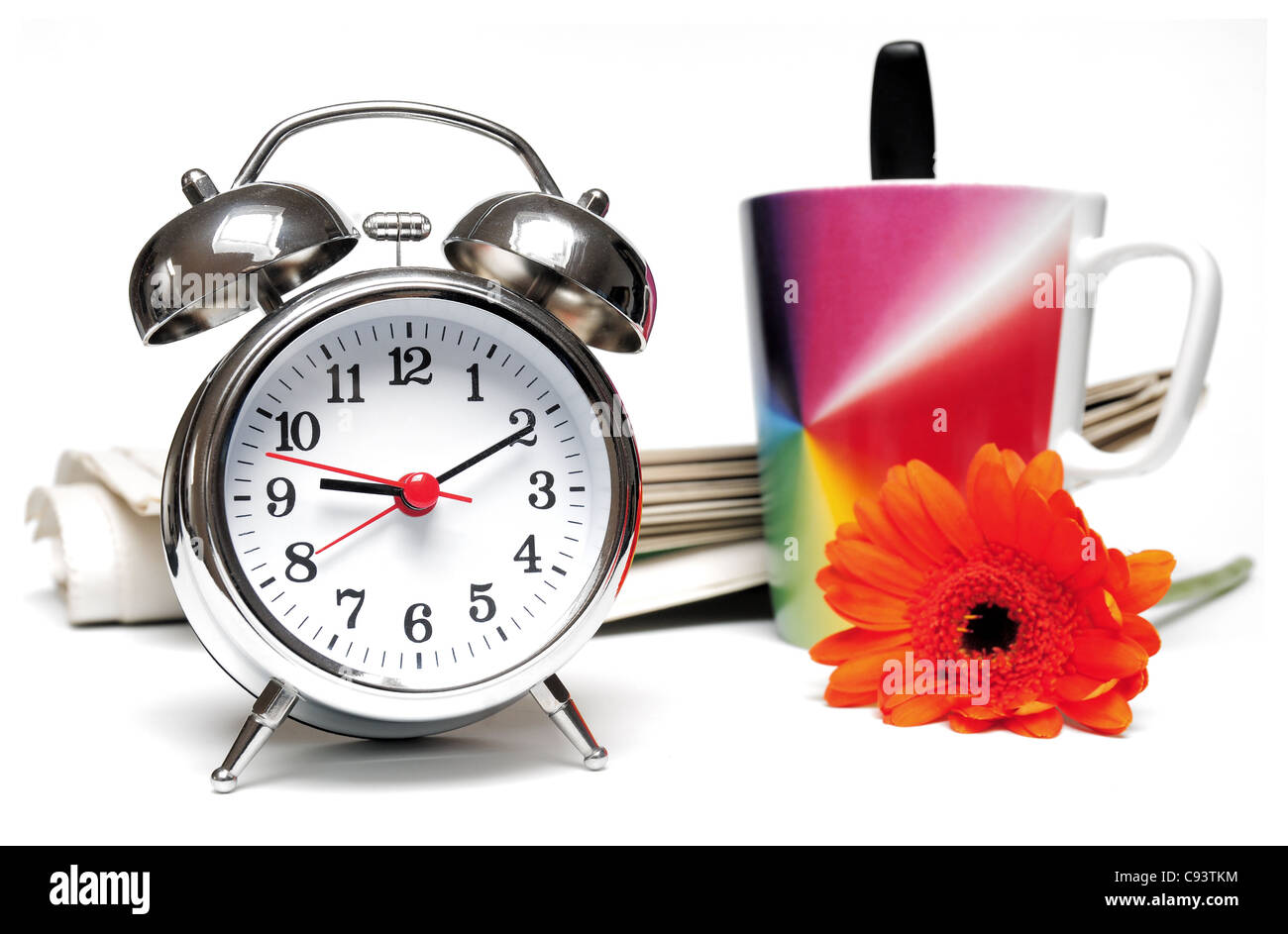 Zeitung, Uhr, Tasse Kaffee und rote Gänseblümchen auf weißem Hintergrund Stockfoto