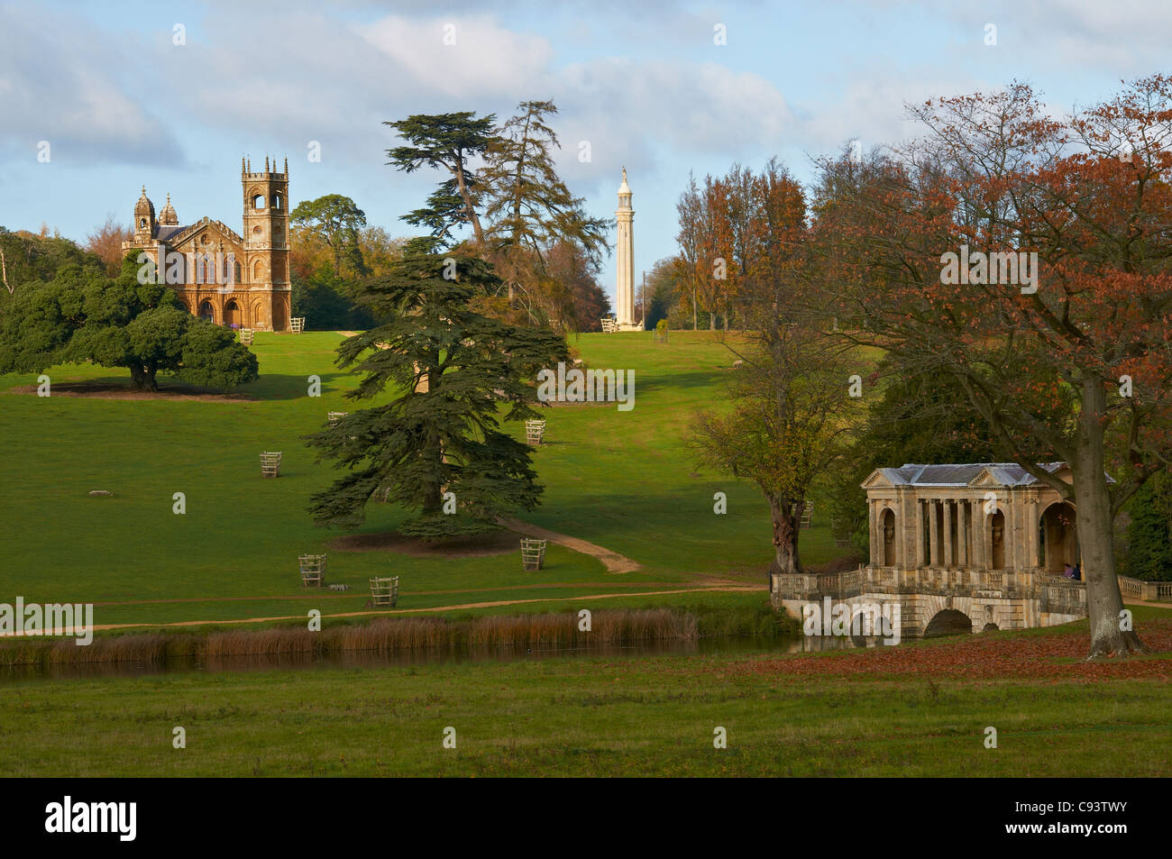 Gotischer Tempel, die Palladio-Brücke und Denkmal in Stowe-Gärten im nördlichen Buckinghamshire Stockfoto
