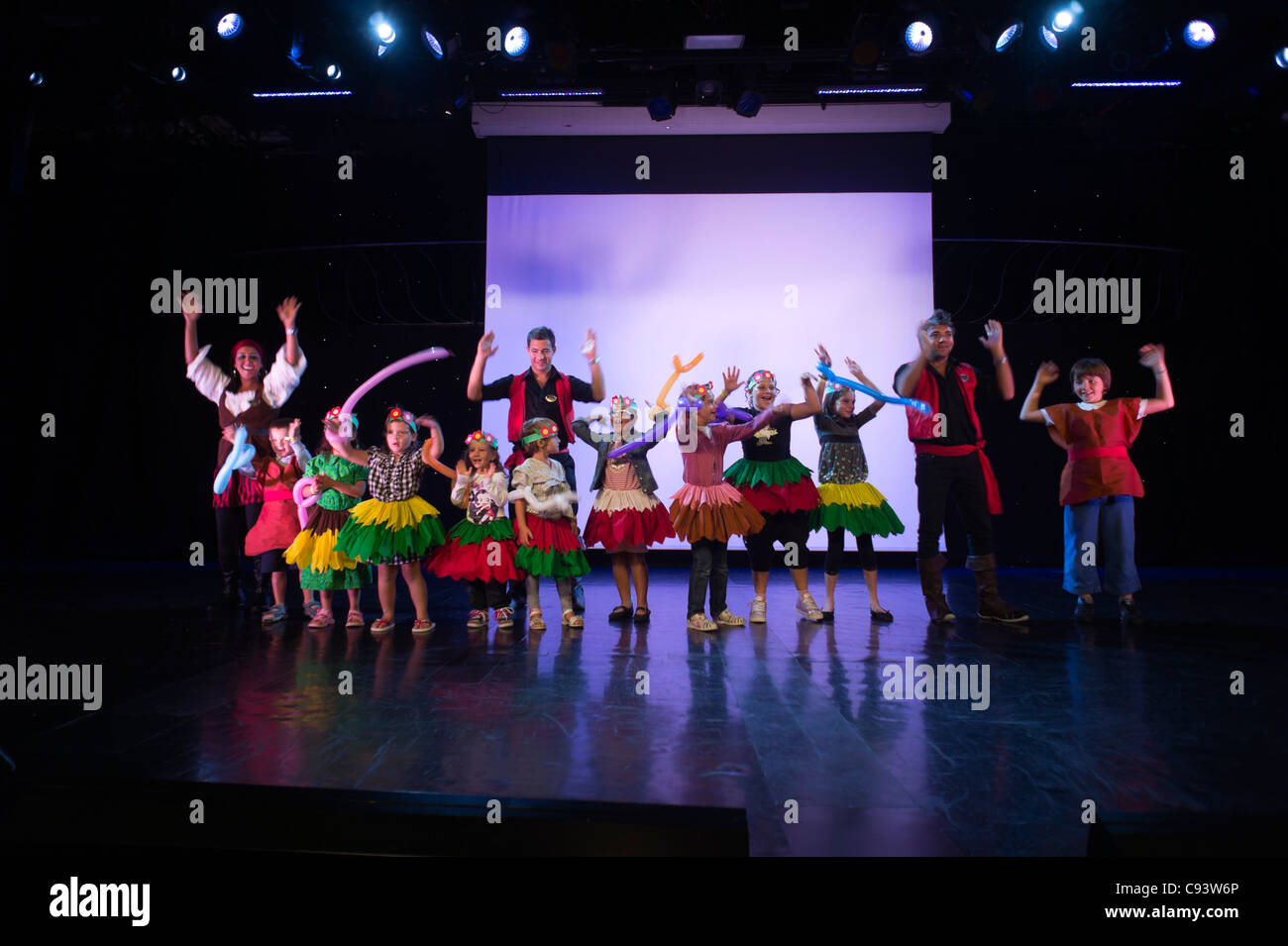 MSC Armonia Kreuzfahrtschiff - Theater show mit Kindern auf der Kreuzfahrt an der Show teilnehmen. Stockfoto