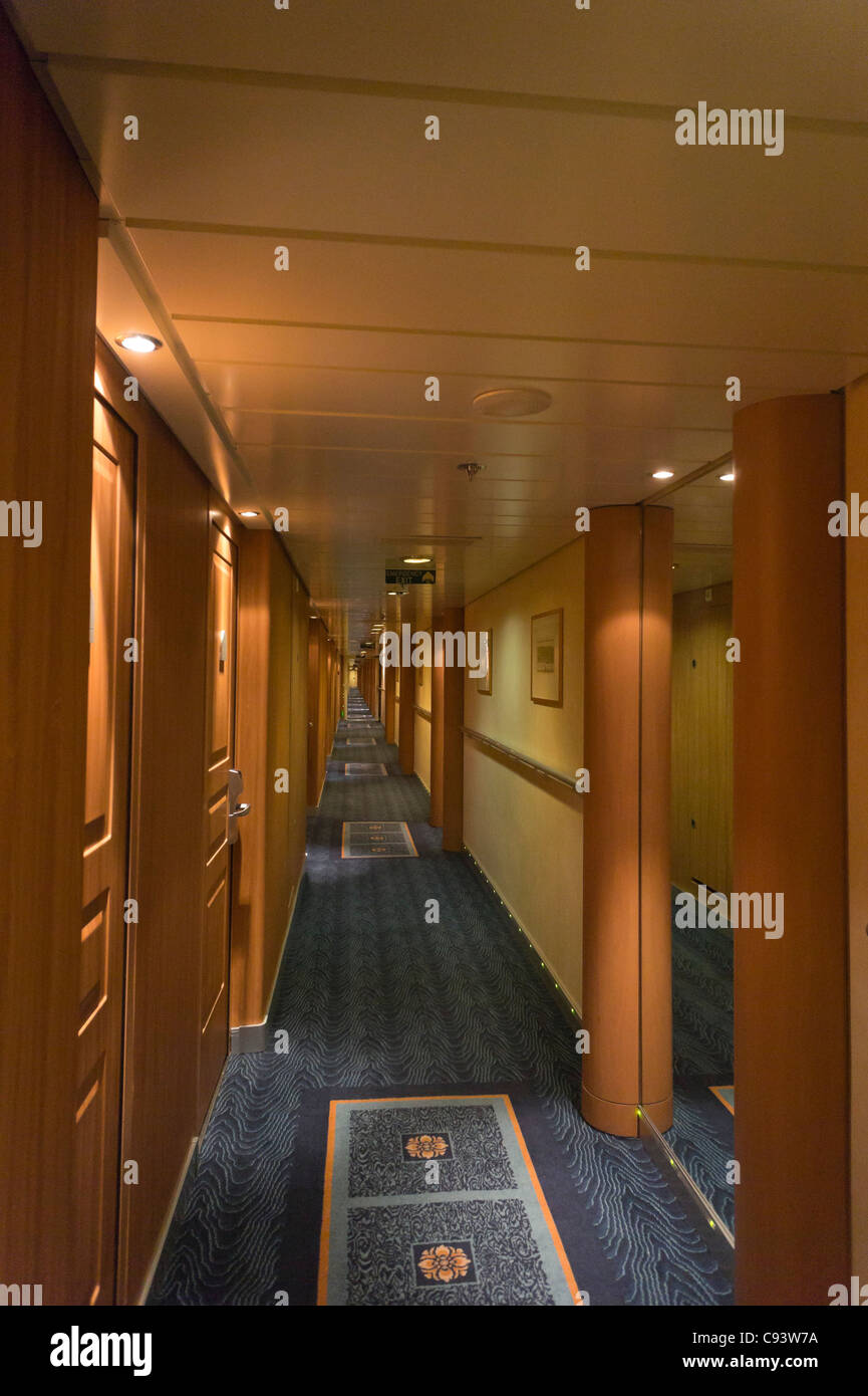 Kreuzfahrtschiff MSC Armonia - Korridor für Kabinen. Stockfoto