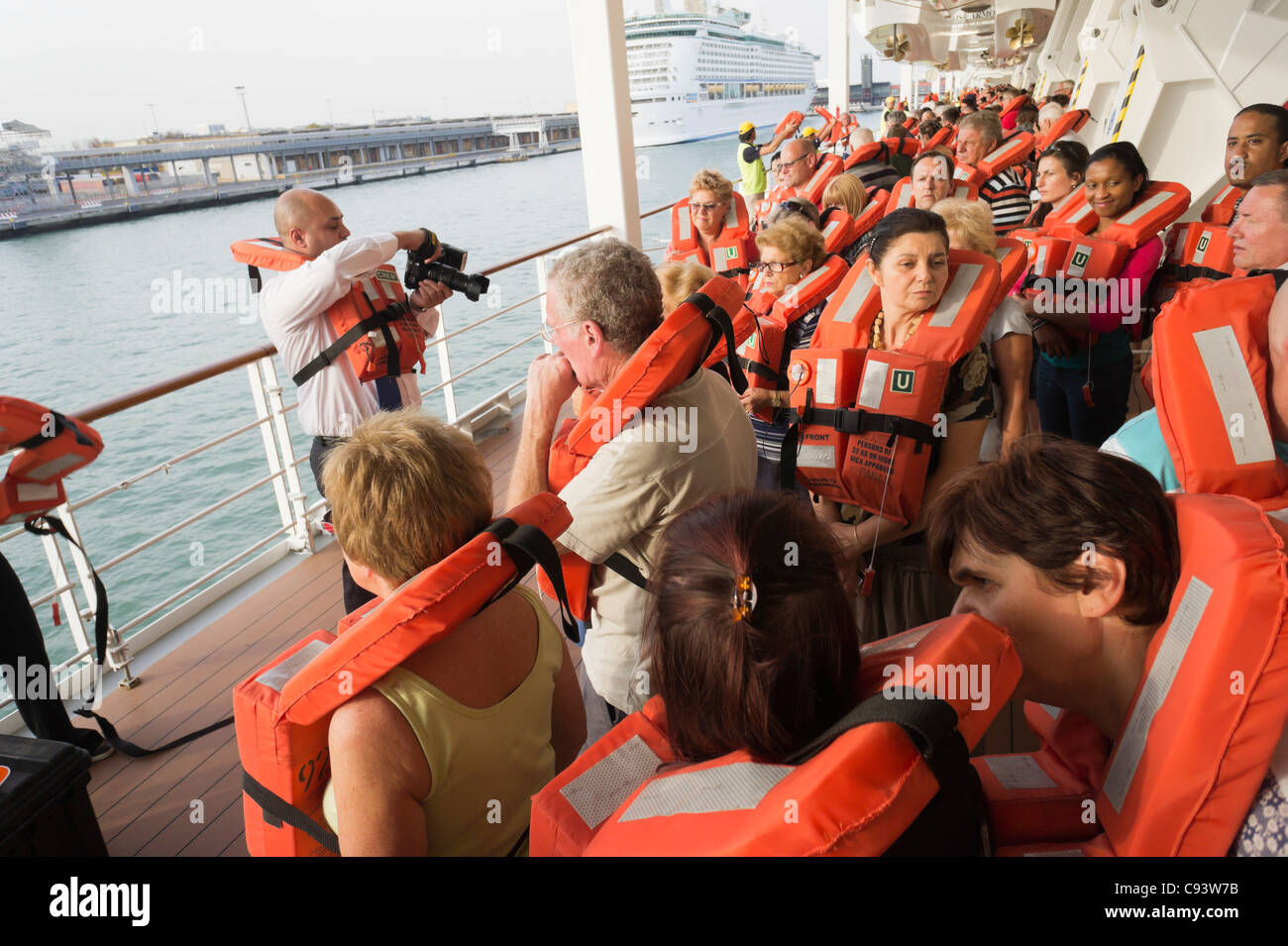 MSC Armonia Kreuzfahrtschiff - Rettungsweste Safety Drill am ersten Tag der Kreuzfahrt. Stockfoto