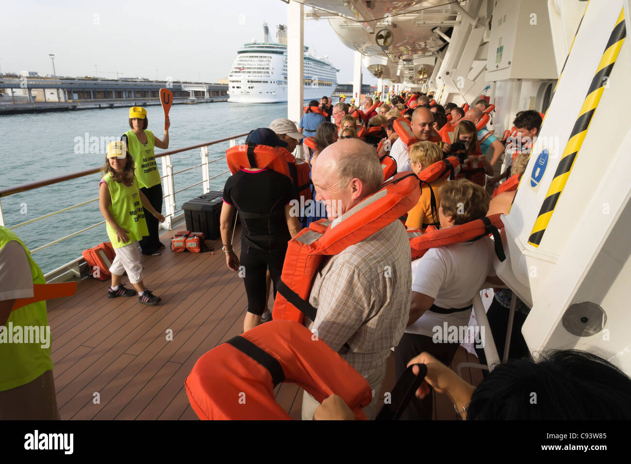 MSC Armonia Kreuzfahrtschiff - Rettungsweste Safety Drill am ersten Tag der Kreuzfahrt. Stockfoto