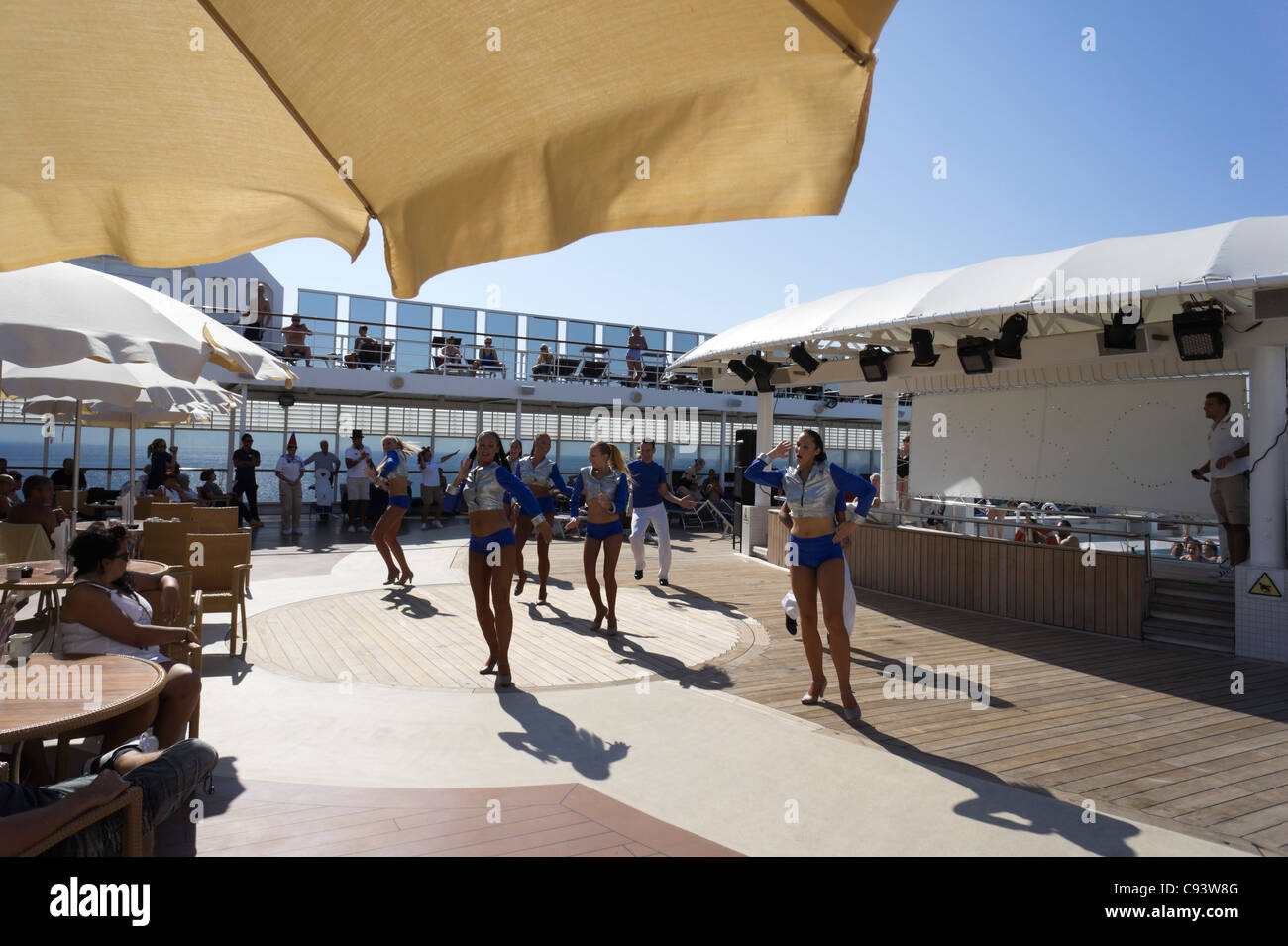 Kreuzfahrtschiff MSC Armonia - Unterhaltung auf dem Deck. Stockfoto