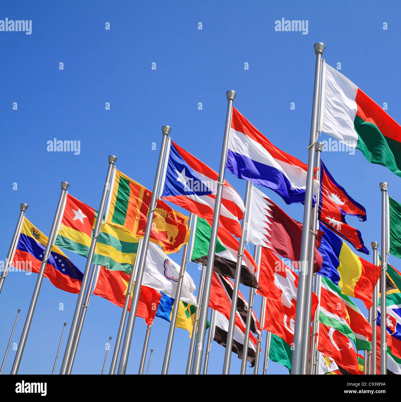 Internationale Fahnen wehen im Wind. Flaggen der Welt Stockfoto