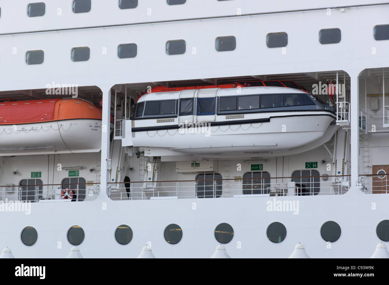 MSC Armonia Kreuzfahrt-Schiff - Schiff ist heller oder zart, kleines Boot für Ufer Link. Stockfoto